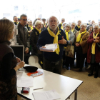 Pla mig del portaveu dels 'Avis i àvies per la llibertat' de Reus lliurant les cartes de queixa a l'oficina del Síndic de Greuges, desplaçada a la capital del Baix Camp, amb membres del col·lectiu al fons. Imatge del 18 de desembre del 2017