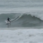 Una imagen extraída del vídeo que muestra surfistas en la playa de Salou.