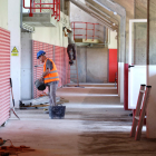 Dos trabajadores, en la zona de Tribuna, realizando los trabajos previos al acabado de la zona.