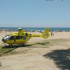 Pla obert de la platja de l'Horta de Santa Maria de Cambrils amb l'helicòpter a la sorra en primer pla. Imatge del 17 de juny de 2017