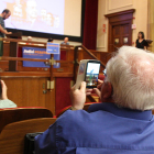 Un assistent al judici popular fa una foto de l'exdiputat David Fernàndez amb el seu telèfon mòbil el 17 de juny de 2017