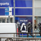 Imagen de la policía francesa actuando en la terminal sur.