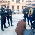 Agentes de la policía española identificando en miembros de la CUP ante la subdelegación del gobierno español en Lleida después de una acción de campaña para el 21-D.