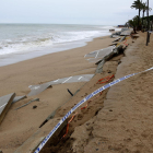El carril bici del passeig marítim de Pineda de Mar, totalment destrossat per les onades.