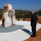 L'alcalde de Freginals, davant el monolit en record a les víctimes.