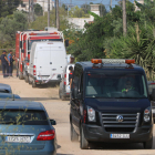 Una furgoneta funeraria judicial se marcha de la zona de la finca de Alcanar Playa. Imagen del 20/08/2017
