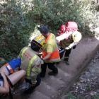 La chica, que se accidentó en un lugar no accesible en vehículo, fue trasladada con una camilla hasta la ambulancia.