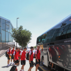 Los rojinegros, subiendo en el autobús de camino hacia el vuelo que los ha llevado a Lugo para iniciar la liga.