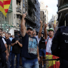 Imatge general de manifestants intentant rebentar la marxa convocada per la Comissió 9 d'octubre a València.