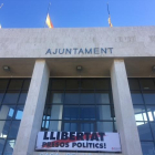 La pancarta de Òmnium está colgada en la puerta del Ayuntamiento de Cambrils.