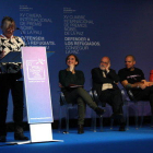 Jody Williams leyendo la declaración de los Nobels de la Pau en Barcelona, mientras lo escuchan Ada Colau, Aracadi Oliveres, René Pérez y Lech Walesa, el 15 de noviembre de 2015 (horizontal)