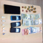 La Policia Municipal va intervenir al detingut cocaïna, diversos telèfons mòbil i diners en efectiu.