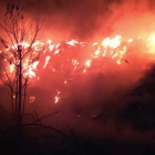 Imagen del incendio de restos de poda que quema en la Sènia.