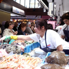 El nuevo Mercado Central cuenta con 10 paradas|puestos de pescado|pez y marisco, 16 de carne, 8 de fruta y verdura y 6 de pesca salada, bares y panaderías.