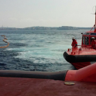 Imatge de l'exercici contra la contaminació marina realitzat davant de Cap Salou.