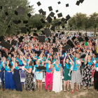Pla general dels estudiants del Campus Terres de l'Ebre de la URV en l'acte de cloenda del curs. Imatge del 16 de juny de 2017