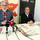 El presidente del Consell Comarcal del Baix Ebre, Enric Roig y el consultor turístico de Baix Ebre Adelante, Josep Capellà, con el nuevo material de promoción de la oferta cicloturística del Ebro.