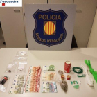 Plano general de los billetes y material decomisado por los Mossos D'Esquadra en este operativo antidroga en un bar de Tortosa, en el cual quedó detenida la propietaria por traficar con drogas.