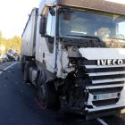 El camió accidentat a la C-37 a Valls, en primer terme, amb el turisme on viatjaven les víctimes al fons.