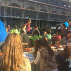 Más de un centenar de niños han realizado un taller con diarios reciclados.