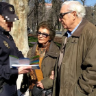 Un Policia informa a una parella