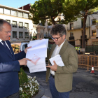imagen de la visita de obras a la plaza Catalunya con el alcalde de Reus, Carles Pellicer, y el concejal de Urbanismo, Marc Arza.
