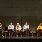 Els set participants durant del debat que va tenir lloc ahir al Teatre Batrina.