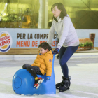 Imagen de los patinadores en las instalaciones de la pista de hielo|gel de las Gabarras.