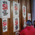 La CUP de Tarragona ha enganxat diversos cartells del 'Sí' a la porta de l'Ajuntament.