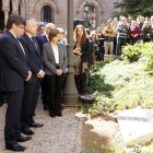 El presidente de la Generalitat, Carles Puigdemont, y el rector de la UB, Joan Elias, delante de la placa conmemorativa en el jardín Ferran Soldevila en el Edificio Histórico.