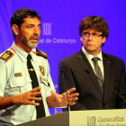 El president de la Generalitat, Carles Puigdemont, i el major dels Mossos d'Esquadra, Josep Lluís Trapero, durant la roda de premsa de dilluns a la tarda.