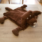Imagen del prototipo del perro-manta pensado para completar terapias con animales.