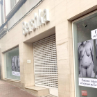 Los carteles han aparecido a los comercios de moda del centro de Terrassa.