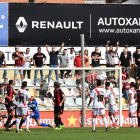 Els reusencs defensen una jugada a pilota aturada en la visita del Rayo Vallecano a l'Estadi Municipal.
