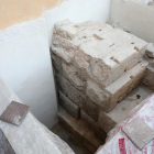 Los restos del muro perimetral del tèmenos aparecidos en el patio del Museo Bíblico son de gran potencia y aportan nueva información.