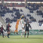 Badia atrapa una centrada molt tova. El porter roig-i-negre no va poder fer res per evitar els cinc gols del conjunt andalús, molt encertat de cara a porteria.