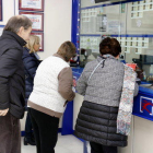 Imagen de archivo de personas comprando lotería de Navidad.