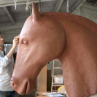 L'escultor Joan Serramià ha elaborat el cavall, que té unes dimensions excepcionals.