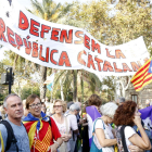 Persones concentrades al passeig de Lluís Companys per seguir la compareixença del president de la Generalitat.