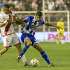 Juan Domínguez, de blanc-i-blau, amb la samarreta del Deportivo.
