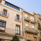 Un anuncio de un piso de alquiler por parte de un particular en el balcón de un edificio de la calle Sant Joan de Reus.