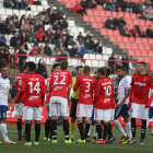 Los jugadores del Nàstic, protestando ante una decisión del colegiado durante el duelo contra el Tenerife.