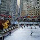 El Rockefeller Center amb la seva tradicional pista de patinatge habilitada per Nadal.
