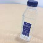 Una de las botellas de agua, que previamente ha sido depurada.