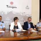 Plano general de la rueda de prensa posterior a la reunión de la Junta Local de Seguridad de Tarragona, con la concejala Floria, los responsables de Guardia Urbana y Mossos, y el director de Interior en Tarragona.