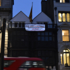 Imatge de la delegació del govern a Londres, amb la pancarta a favor de la República i en contra del 155 que ha provocat el seu tancament.