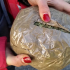 Els agents van trobar cinc bosses envasades al buit, amb un pes de 1.957 grams, que podria ser marihuana.