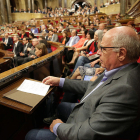 El diputado de Cataluña Sí Que Se Puede Lluís Rabel en su escaño del Parlamento durante la comparecencia de Carles Puigdemont para valorar los resultados del referéndum del 1-O.