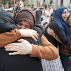 Familiares de los autores de los atentados, durante el minuto de silencio llevado a cabo en Ripoll el pasado viernes por la comunidad musulmana, donde se rechazaron los ataques.