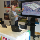 Pla obert de l'alcalde de Salou, Pere Grandos, durant l'exposició del nou pla d'Emprius Nord al costat del regidor Marc Montagut, el 20 de desembre del 2017